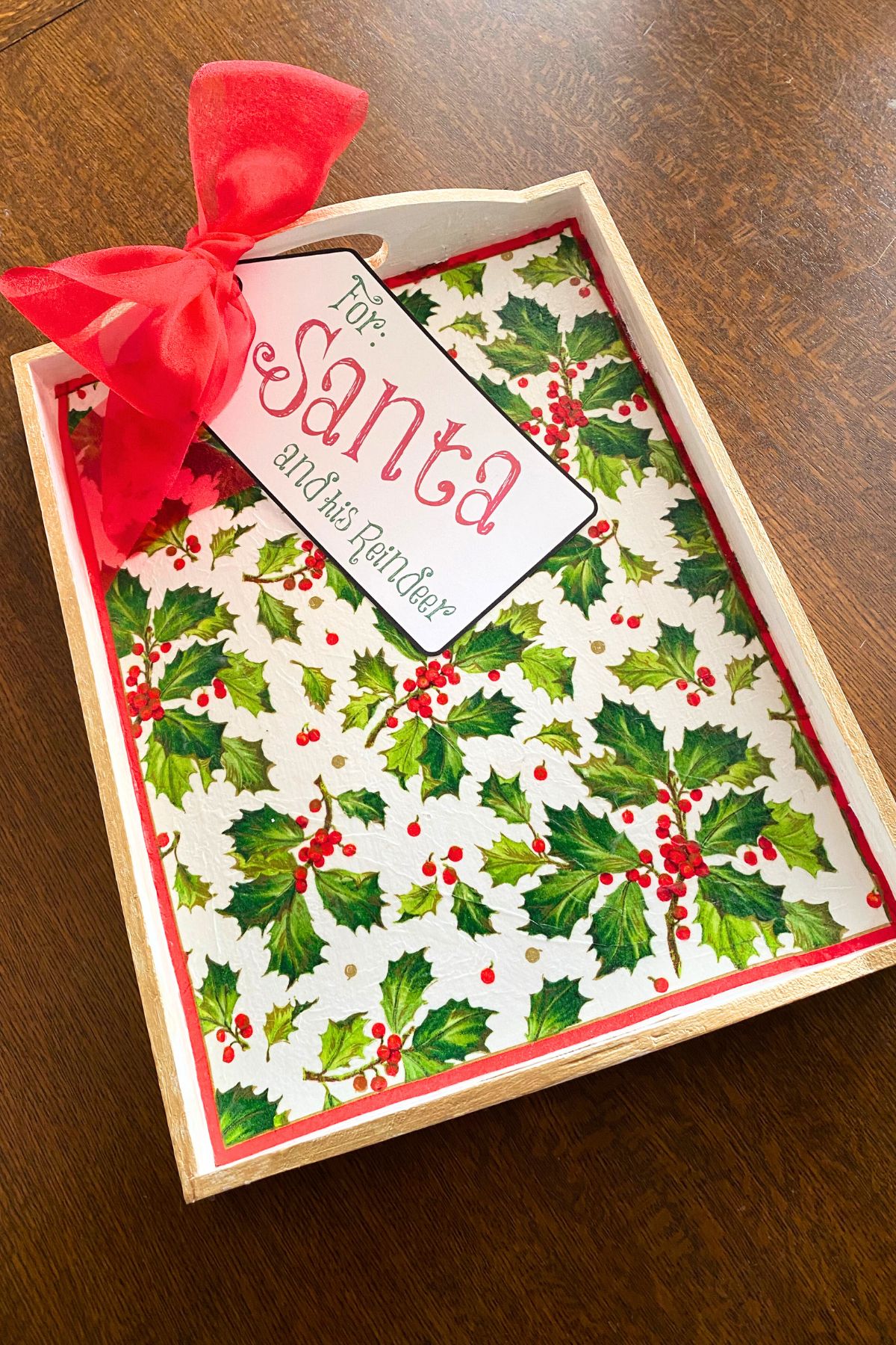 Wooden tray with holly leaf and berry lining