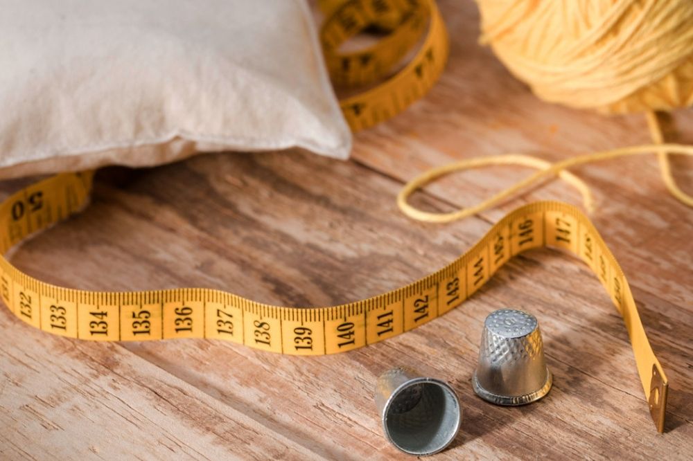 High angle of thimbles with thread and measuring tape