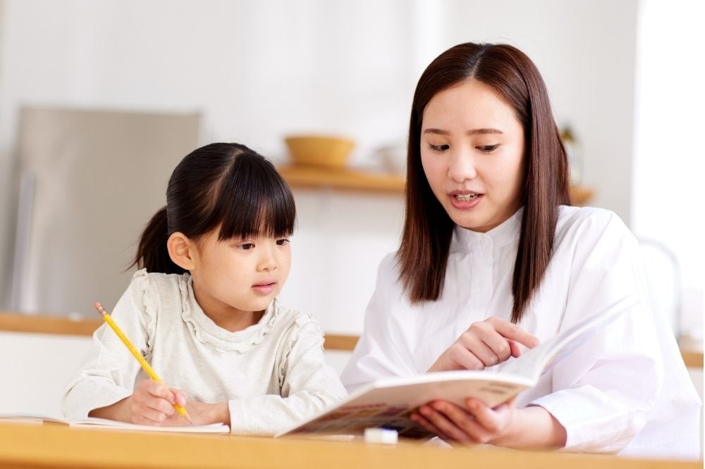 Mom teachinger her kid another language